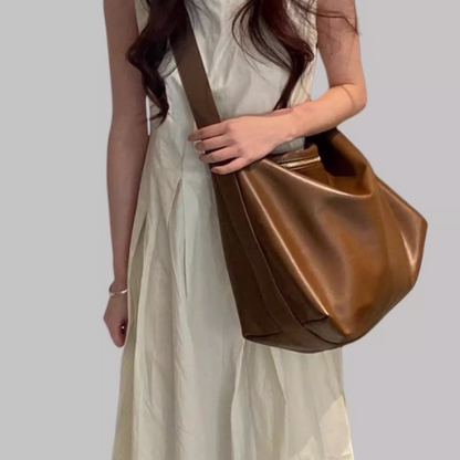 カジュアルで万能なソフトレザーの大容量トートバッグ